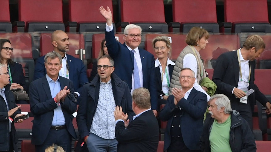 Bundespräsident Frank-Walter Steinmeier grüßt die Fans beim DFB-Pokalfinale zwischen dem VfL Wolfsburg und Turbine Potsdam am 28. Mai 2022 in Köln.