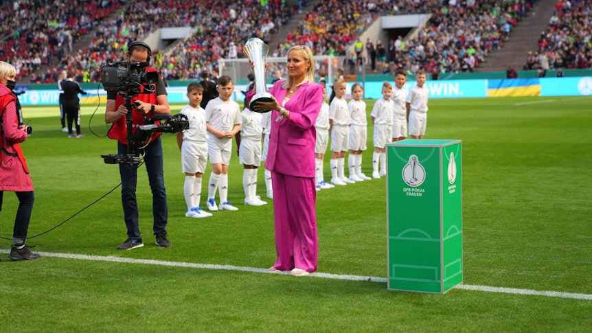 Schauspielerin Janine Kunze, hier am 28. Mai 2022 in Köln, trug den DFB-Pokal beim Endspiel zwischen dem VfL Wolfsburg und Turbine Potsdam aufs Feld.