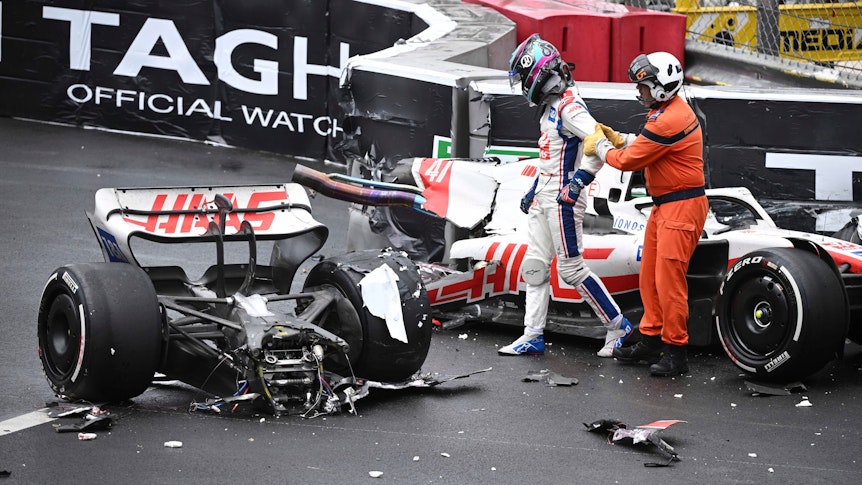 Mick Schumacher wird aus seinem zerstörten Auto geführt.