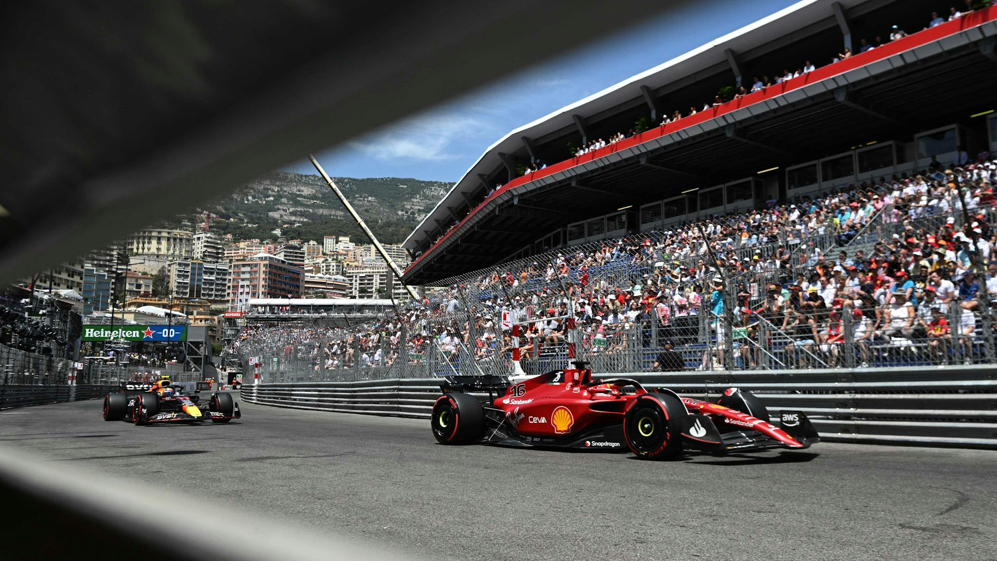Charles Leclerc beim Monaco-Heimspiel der Formel 1 im Training vor dem Red Bull von Sergio Pérez.