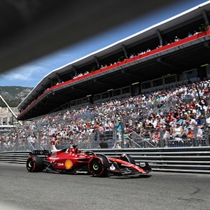 Charles Leclerc beim Monaco-Heimspiel der Formel 1 im Training vor dem Red Bull von Sergio Pérez.