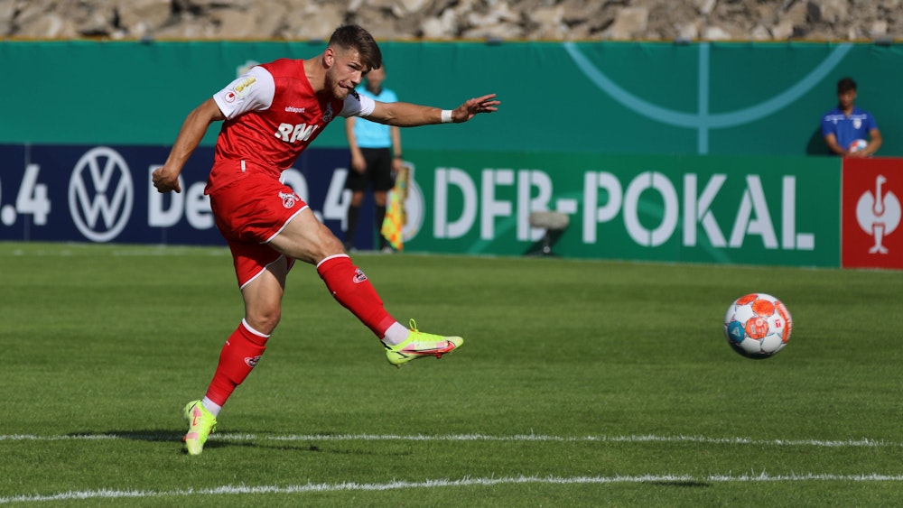 Jan Thielmann schießt im DFB-Pokal-Spiel des 1. FC Köln aufs Tor