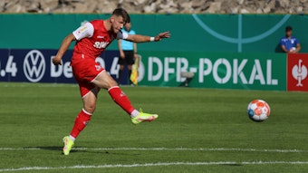 Jan Thielmann schießt im DFB-Pokal-Spiel des 1. FC Köln aufs Tor