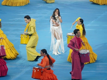 Camila Cabello (hinten, 2.v.r) tritt während der Eröffnungszeremonie vor dem Champions-League Finale am 28. Mai 2022 auf.