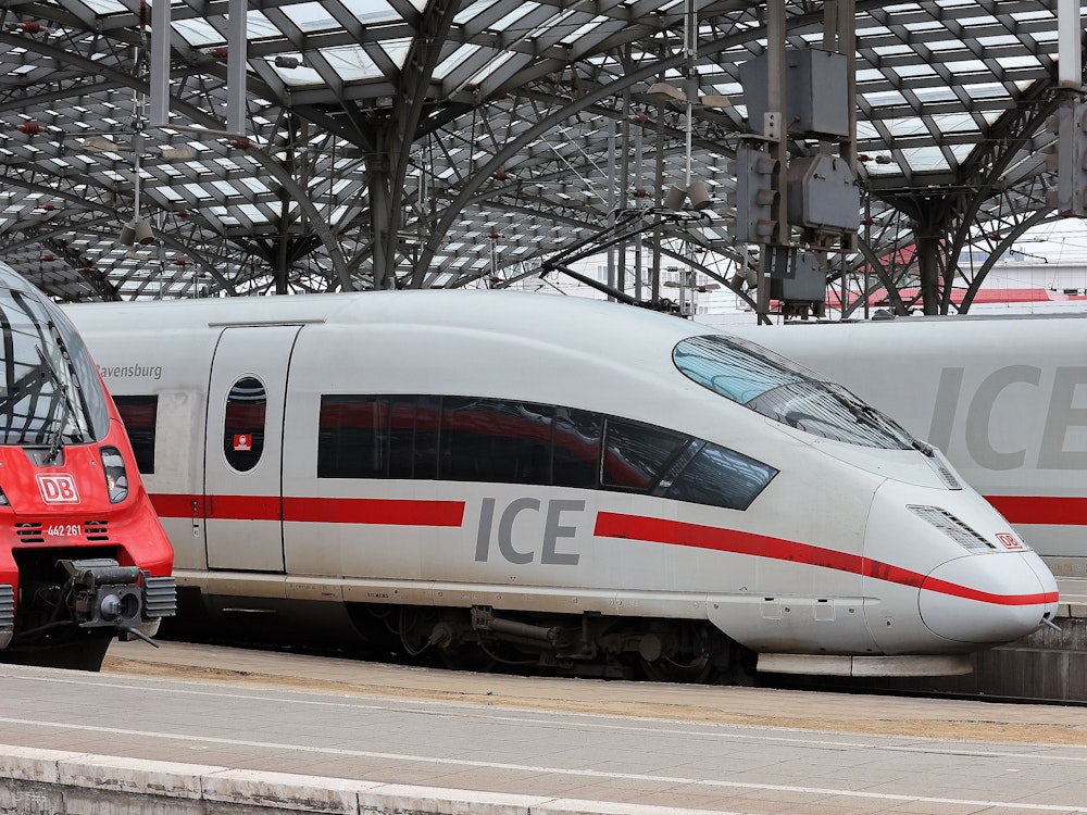 Züge stehen im Kölner Hauptbahnhof.