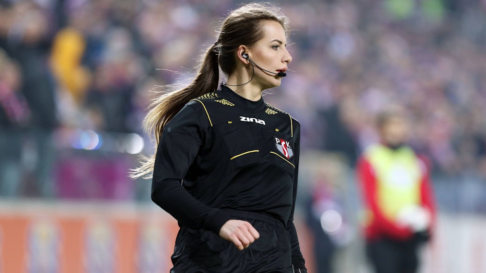 Karolina Bojar als Linienrichterin beim Spiel von Podolski-Klub Gornik Zabrze.