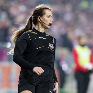 Karolina Bojar als Linienrichterin beim Spiel von Podolski-Klub Gornik Zabrze.