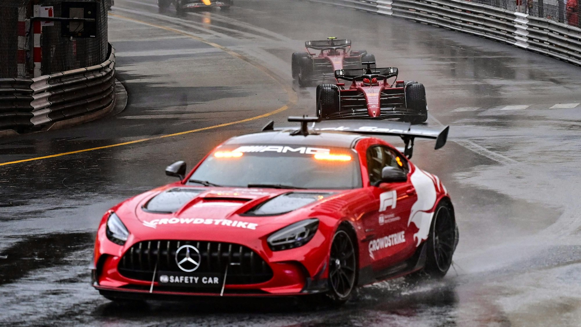 Das Safety Car fährt beim Rennen der Formel 1 in Monaco über die Strecke