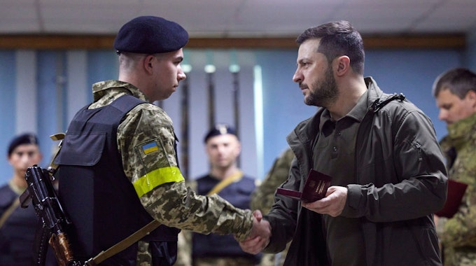 Auf diesem vom Pressebüro des ukrainischen Präsidenten via AP zur Verfügung gestellten Foto zeichnet Wolodymyr Selenskyj (r), Präsident der Ukraine, einen Soldaten aus, während er die vom Krieg betroffene Region Charkiw besucht.