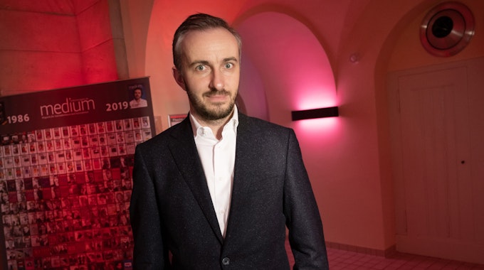 Jan Böhmermann, TV-Entertainer und Gewinner des Preises für Unterhaltung, steht bei der Preisverleihung der „Journalistinnen und Journalisten des Jahres 2019“.