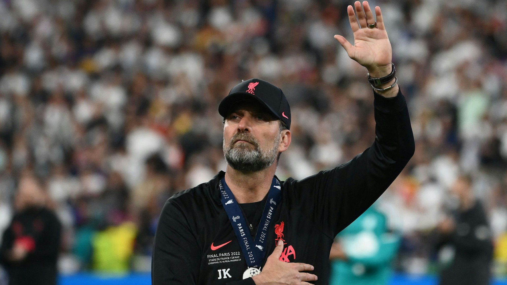 Jürgen Klopp mit einer Geste in Richtung Liverpool-Fans nach der Niederlage gegen Real.