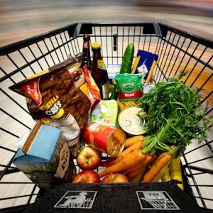 Die Preise in den Supermärkten werden noch einmal drastisch steigen, erwarten Experten. Unser Foto zeigt Lebensmittel in einem Einkaufswagen.