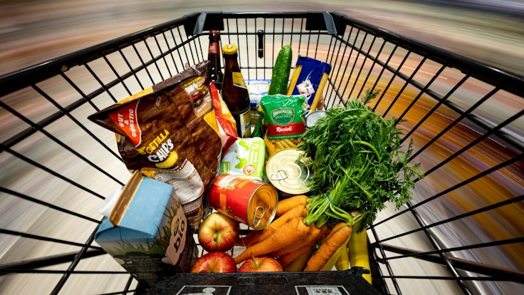 Die Preise in den Supermärkten werden noch einmal drastisch steigen, erwarten Experten. Unser Foto zeigt Lebensmittel in einem Einkaufswagen.
