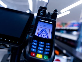 Nach Problemen mit Kartenzahlungen können Verbraucher beim Discounter Aldi Nord Firmenangaben zufolge bald wieder überall bargeldlos einkaufen. Das Archivfoto (2020) zeigt das Zahlungsgerät einer Aldi-Filiale von Verifone.
