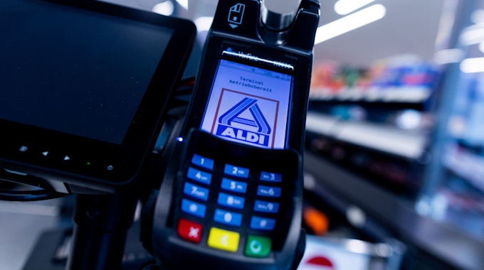 Nach Problemen mit Kartenzahlungen können Verbraucher beim Discounter Aldi Nord Firmenangaben zufolge bald wieder überall bargeldlos einkaufen. Das Archivfoto (2020) zeigt das Zahlungsgerät einer Aldi-Filiale von Verifone.
