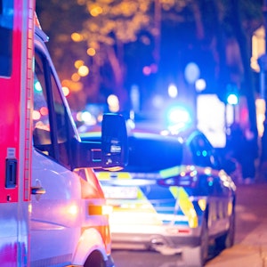 Rettungswagen und Polizeiauto auf den Kölner Ringen