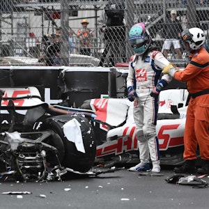 Noch völlig geschockt - Mick Schumacher vor seinem kaputten Haas-Rennwagen.