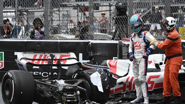 Noch völlig geschockt - Mick Schumacher vor seinem kaputten Haas-Rennwagen.