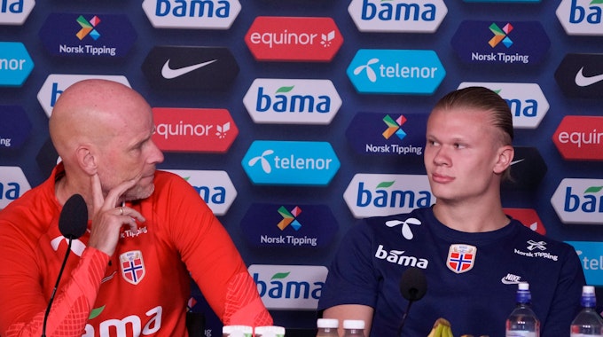 Norwegens Stale Solbakken (l) und Erling Braut Haaland bei einer Pressekonferenz vor dem Training der Nationalmannschaft im Ullevaal-Stadion.