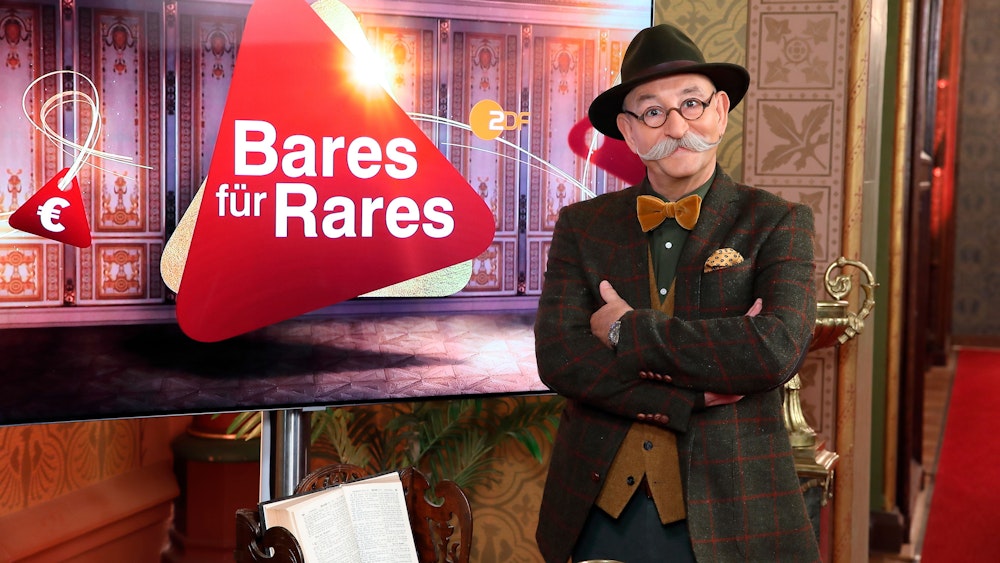 Moderator Horst Lichter, hier neben dem Logo der Sendung „Bares für Rares“ (undatierte Aufnahme), musste sich einer unangenehmen Situation stellen.