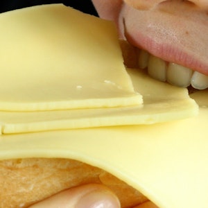 Großer Rückruf: Diverse Käse-Sorten der Käserei Wilhelm Mack sind mit gefährlichen Bakterien verseucht. Unser Symbolbild wurde 2007 gemacht und zeigt eine Person, die in ein Käsebrötchen beißt.