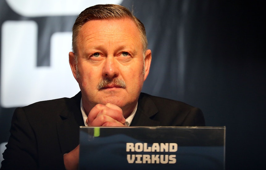 Roland Virkus, Manager von Borussia Mönchengladbach, bei der Mitgliederversammlung am Montag (30. Mai 2022) im Borussia-Park. Virkus hat die Hände gefaltet und schaut nach vorn.
