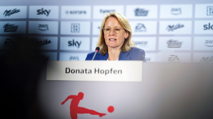 Donata Hopfen bei einer Pressekonferenz im Wiesbadener Kongress-Zentrum.