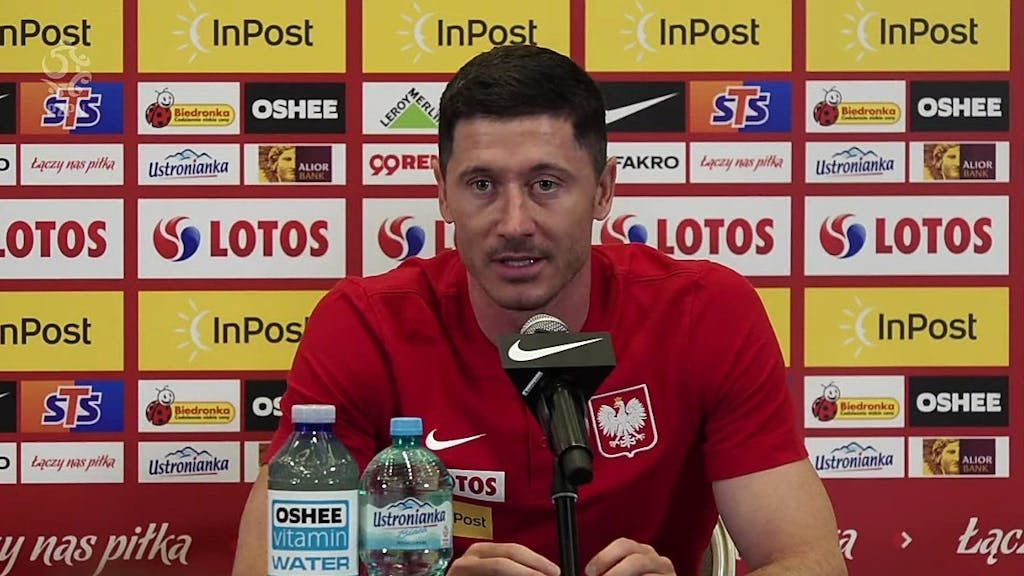 Bayern-Stürmer Robert Lewandowski gibt eine Pressekonferenz.