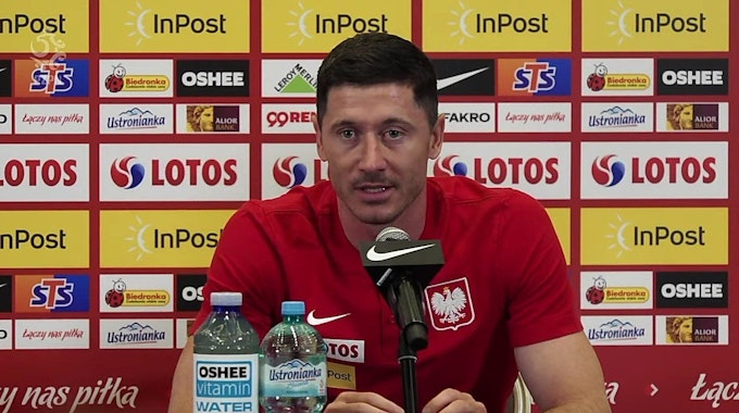 Bayern-Stürmer Robert Lewandowski gibt eine Pressekonferenz.
