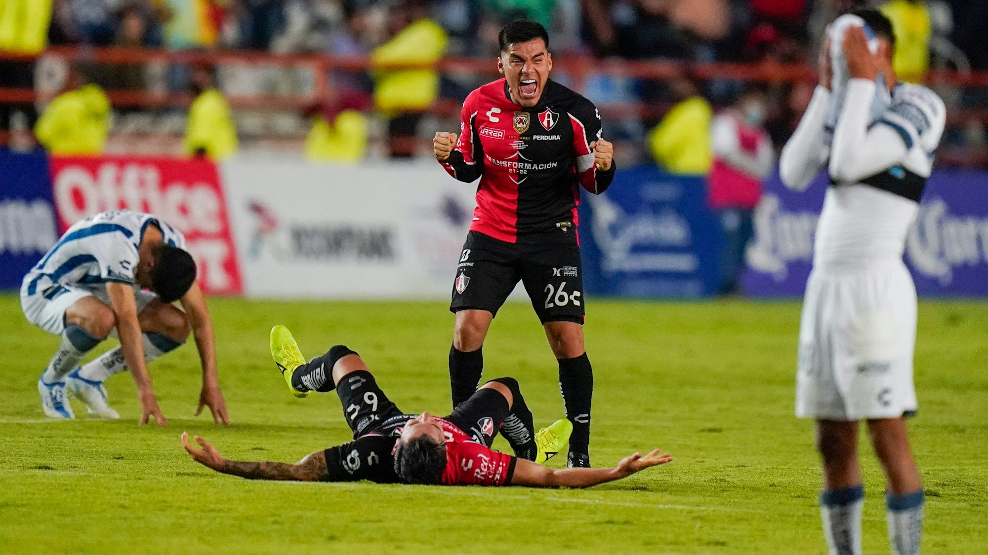 Kapitän Aldo Rocha jubelt nach dem Finale gegen CF Pachuca mit Atlas Guadalajara über die zweite Mexiko-Meisterschaft in Folge.