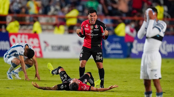 Kapitän Aldo Rocha jubelt nach dem Finale gegen CF Pachuca mit Atlas Guadalajara über die zweite Mexiko-Meisterschaft in Folge.