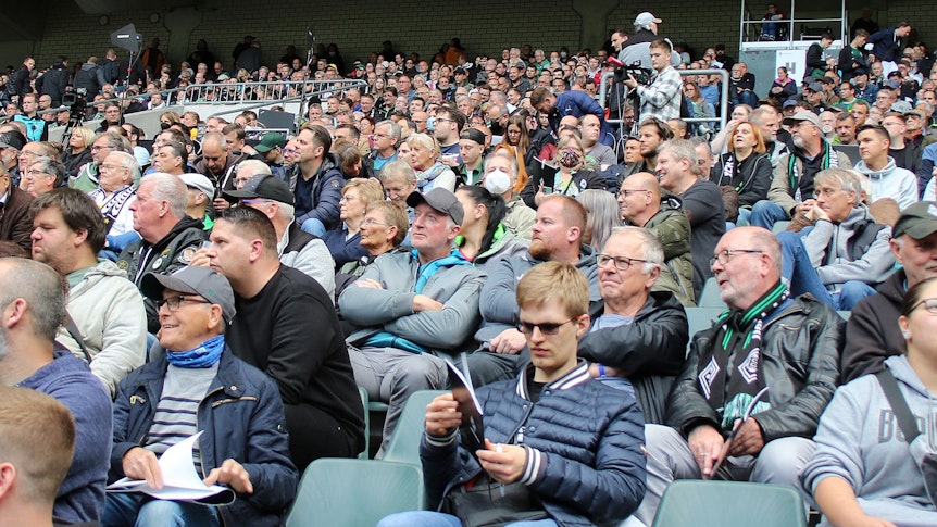 Rund 1.8000 Mitglieder von Borussia Mönchengladbach nahmen am 30. Mai 2022 an der Mitgliederversammlung 2022 im Borussia-Park teil. Das Foto zeigt einige von ihnen auf der Südtribüne.