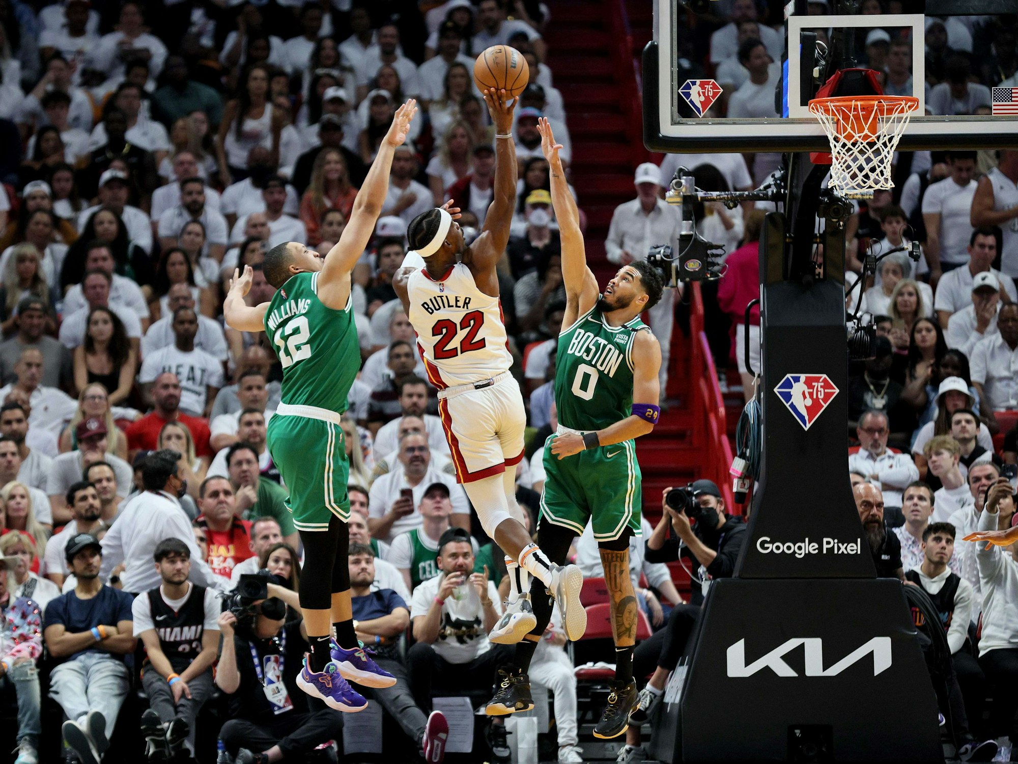 Jimmy Butler geht (m.) hoch zum Korb, Grant Williams (l.) und Jayson Tatum (r.) versuchen ihn davon abzuhalten. Das Spiel sieben zwischen den Boston Celtics und Miami Heat am 29. Mai 2022 gewann Boston.