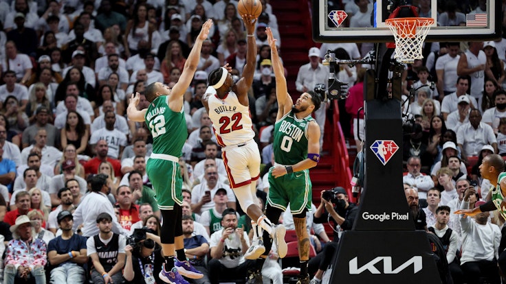 Jimmy Butler geht (m.) hoch zum Korb, Grant Williams (l.) und Jayson Tatum (r.) versuchen ihn davon abzuhalten. Das Spiel sieben zwischen den Boston Celtics und Miami Heat am 29. Mai 2022 gewann Boston.