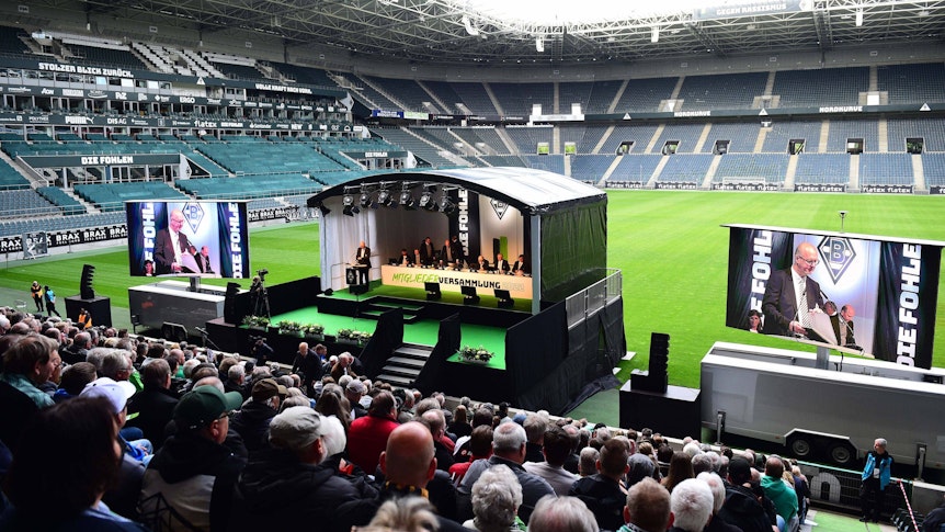 Am 30. Mai 2022 fand im Borussia Park die Mitgliederversammlung von Borussia Mönchengladbach statt. Dieses Foto zeigt die Bühne vor die Südkurve und Teile der anwesenden Mitglieder.