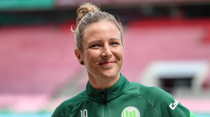 Die VfL-Spielerin Svenja Huth verkündet vor der anstehenden EM in England, dass sie ihre Freundin heiraten wird.