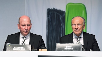 Präsident Rolf Königs (r.) und Geschäftsführer Stephan Schippers (l.), hier zu sehen bei der Mitgliederversammlung von Borussia Mönchengladbach am 10. August 2021. Königs und Schippers schauen auf einen Monitor.