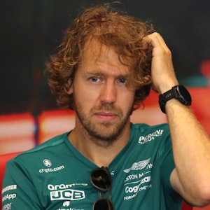 Der deutsche Aston-Martin-Pilot Sebastian Vettel während einer Pressekonferenz vor dem freien Training.