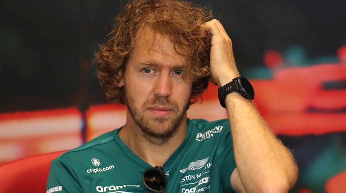 Der deutsche Aston-Martin-Pilot Sebastian Vettel während einer Pressekonferenz vor dem freien Training.