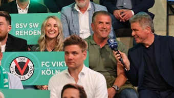 Franz Wunderlich wird von Jürgen Bergener bei der Pokal-Auslosung interviewt.