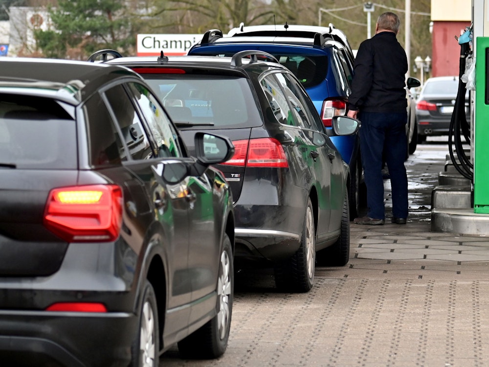 Deutsche Autofahrer betanken im Januar ihre Autos an einer Tankstelle in Lubieszyn, da die Kraftstoffpreise in Polen niedriger waren. Der Krieg in der Ukraine führt in Europa zu einer Energiekrise, der Chef der Internationalen Energieagentur (IEA) warnt vor einem Spritmangel im Sommer.