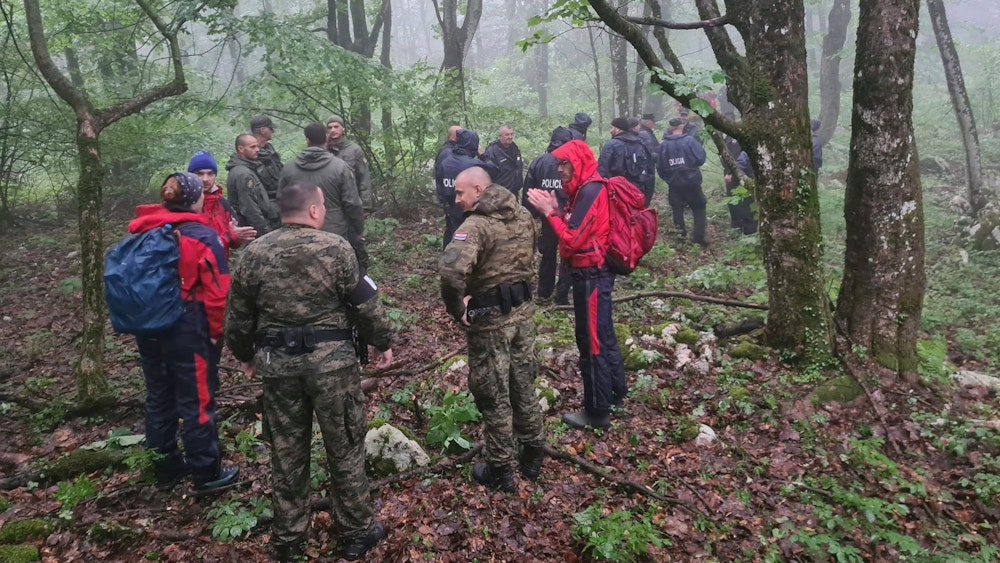 Polizei, Militärpolizei und Rettungspersonal bei der Suche nach einem vermissten Flugzeug in der Nähe von Grabovica.