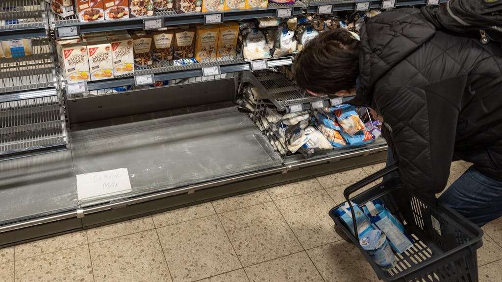 Im Mai legte die Teuerungsrate noch einmal deutlich zu – doch wie viel mehr müssen die Menschen in den Supermärkten derzeit wirklich zahlen? Unser Symbolbild zeigt eine Kundin Mitte März vor einem Mehlregal in Bielefeld.