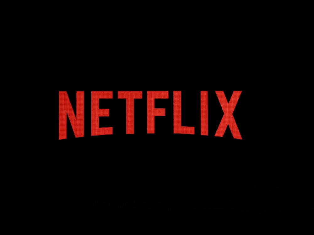 Roter Schriftzug von Netflix vor schwarzem Hintergrund.
