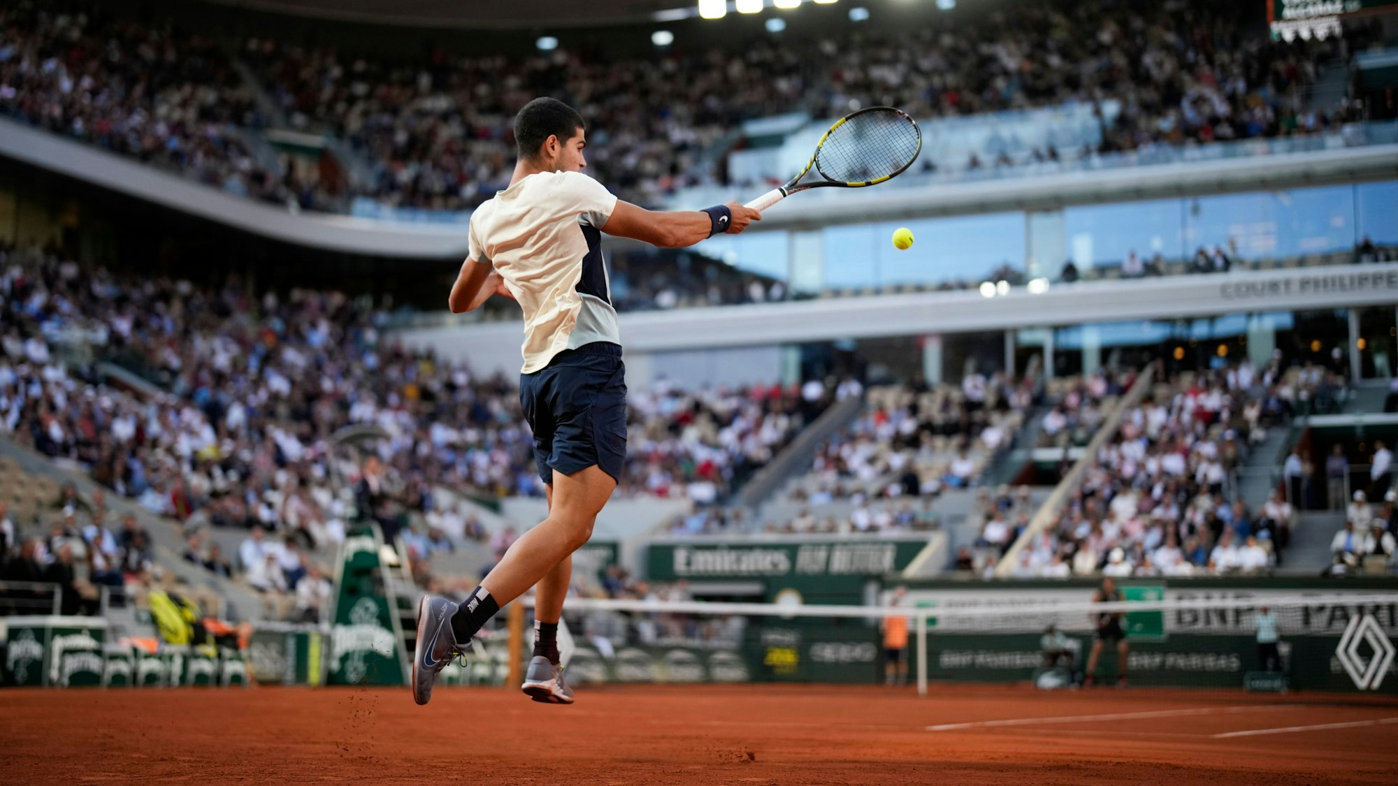 Carlos Alcaraz schlägt den Ball im Tennis-Thriller gegen Alexader Zverev bei den French Open.