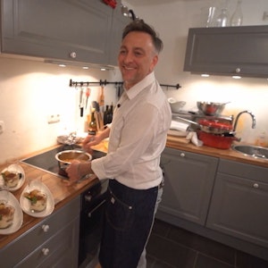 Das Foto zeigt den Das perfekte Dinner-Teilnehmer Alessandro in seiner Küche. Er ist Gastgeber am Tag 2 des perfektes Dinner im Allgäu (TV-Ausstrahlung: 31. Mai 2022