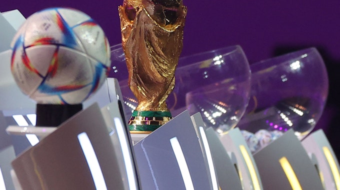 Der WM-Pokal mit dem Spielball Al-Rihla bei der Auslosung für die WM 2022 in Katar am 1. April 2022.