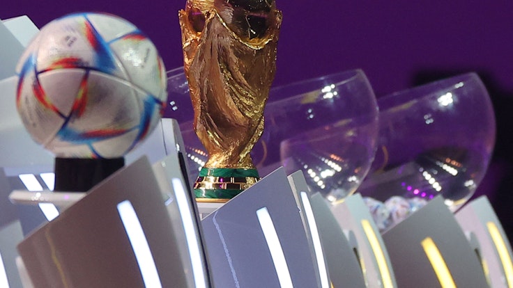 Der WM-Pokal mit dem Spielball Al-Rihla bei der Auslosung für die WM 2022 in Katar am 1. April 2022.