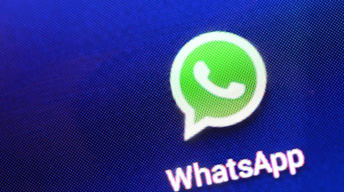 Auf einem Smartphone ist am 09.04.2013 das Logo vom Messaging-Dienst WhatsApp zu sehen.