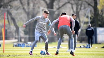 Lukas Ullrich (li.) steht möglicherweise vor einem Wechsel zu Borussia Mönchengladbach. Dieses Foto zeigt den 18-Jährigen am 11. April 2022 im Training von Hertha BSC. Ullrich hat den Ball am Fuß und geht in einen Zweikampf mit einem Mitspieler.